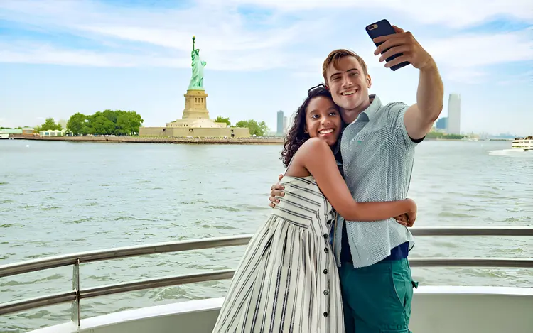 Happy couple celebrates St. Valentine's in New York